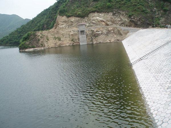 大姚县大坡水库坝高52米,库容量2860万立方米